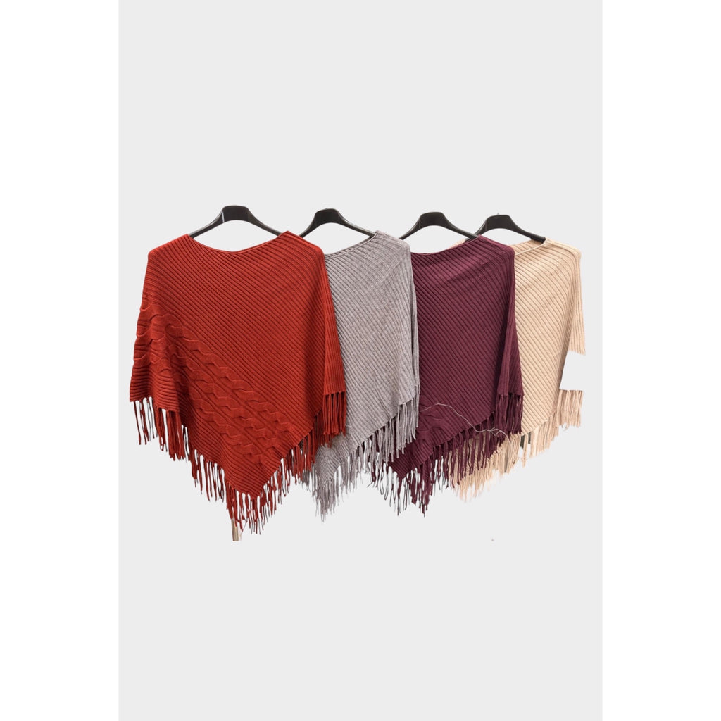 Ponchos de punto con trenzas y flecos en caldera, gris, granate y beige.
