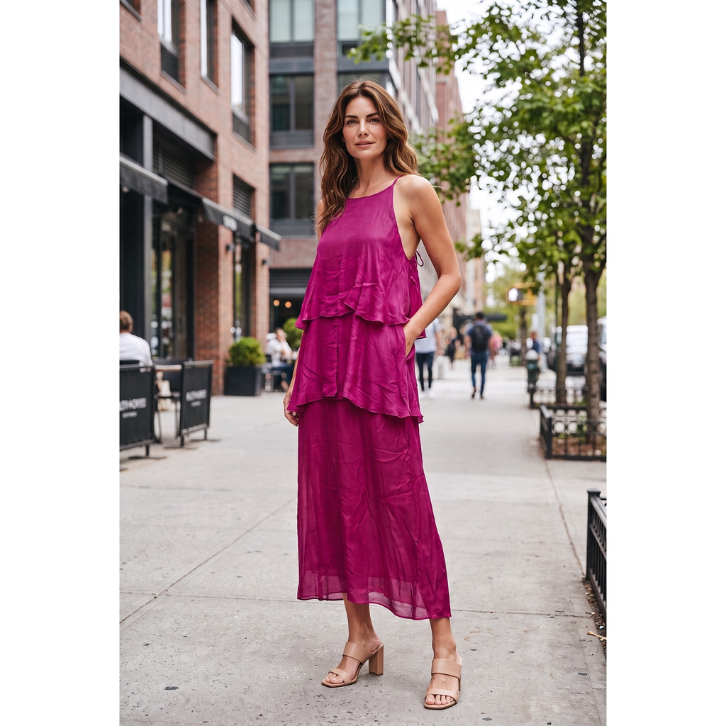 Vestido largo de seda en fucsia, sin mangas y con volantes superpuestos, vista puesta - POLITA 141922995